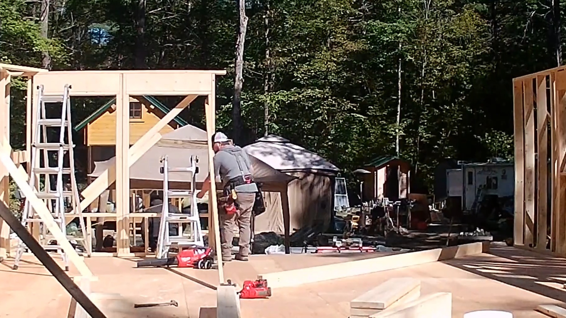 Our last exterior wall has risen and the house starts to take shape.